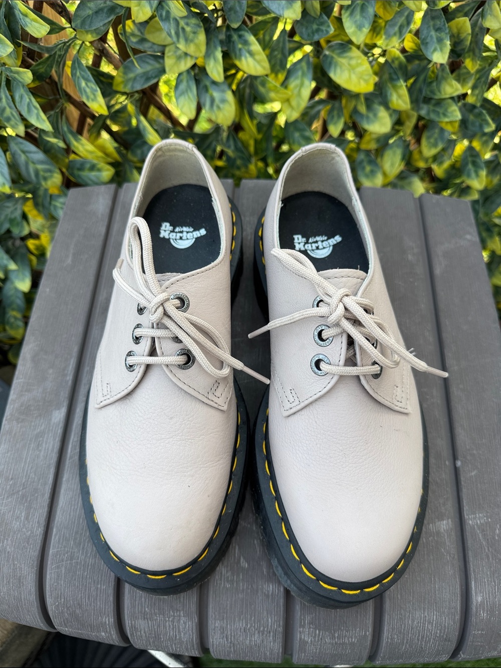 Dr. Martens Women’s Beige 3-Eye Original Leather Oxford Size 9